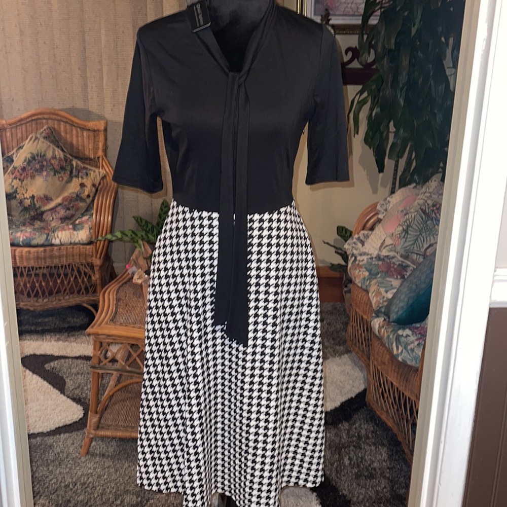Oxiuli Fashion Dress Black and White Size M New with Tags